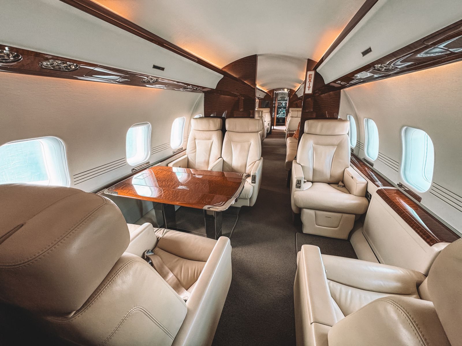 Interior de jato executivo para viagens particulares e corporativas